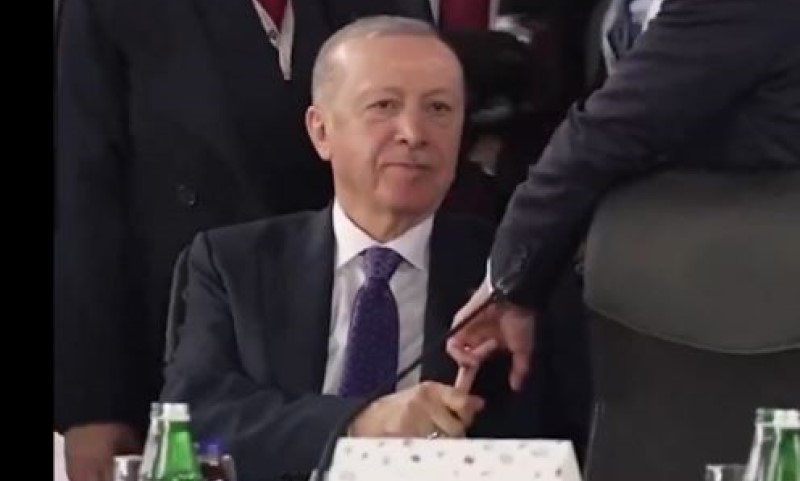 Snimak postao viralan: Erdogan uhvatio Makronov srednji prst i ne pušta VIDEO