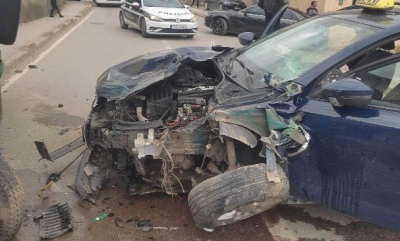 Teška nesreća u BiH: U sudaru automobila i kamiona povrijeđene dvije osobe FOTO