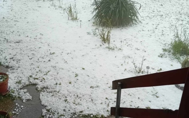 Јako olujno nevrijeme sa gradom zahvatilo dijelove Šumadije: “Sve je bijelo, kao da je pao snijeg”