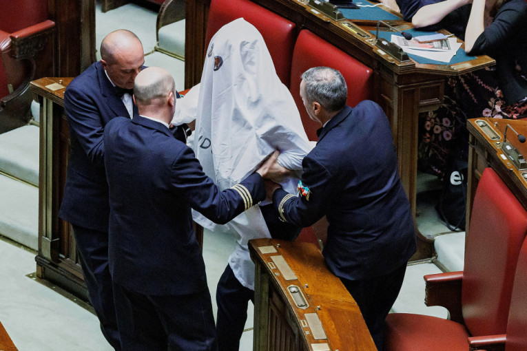 Poslanik pod čaršavom izazvao haos: Pojavio se obučen kao duh VIDEO