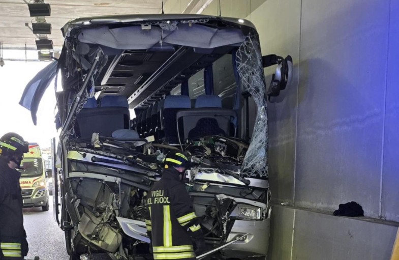 Autobus pun djece se sudario sa kamionom na autoputu: Ima mrtvih i povrijeđenih