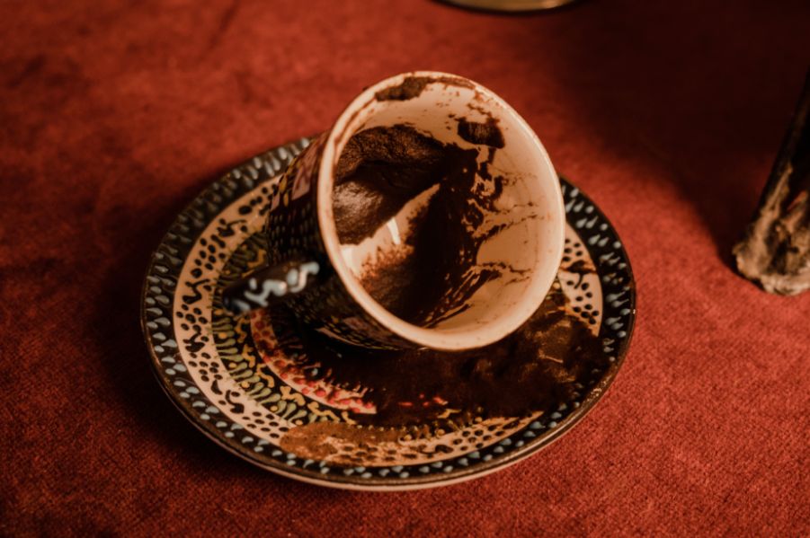 Žena tražila razvod nakon što je ChatGPT u šoljici kafe “vidio” da je muž vara