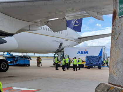 Drama na aerodromu: Kamion se zakucao u avion – vozač pobrkao papučice?