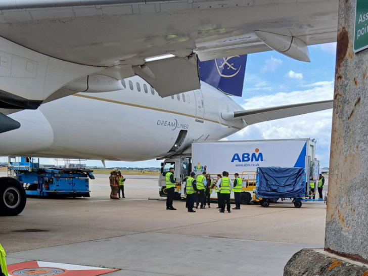 Drama na aerodromu: Kamion se zakucao u avion – vozač pobrkao papučice?