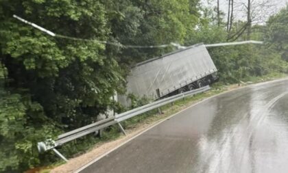 Nesreća u ovom dijelu BiH: Kamion završio u šiblju pored puta FOTO
