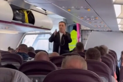 Keba napravio scenu u avionu: Putnici zbunjeno gledali šta radi