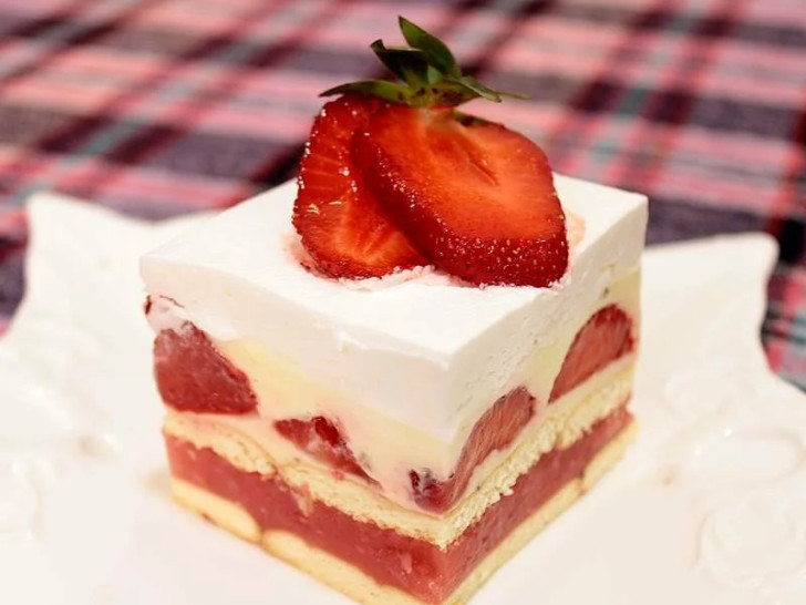 Recept dana: Osvježavajući kolač sa voćem i keksom