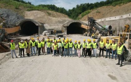 Stručna ekskurzija: Budući građevinci obišli gradilište Koridora Pet C
