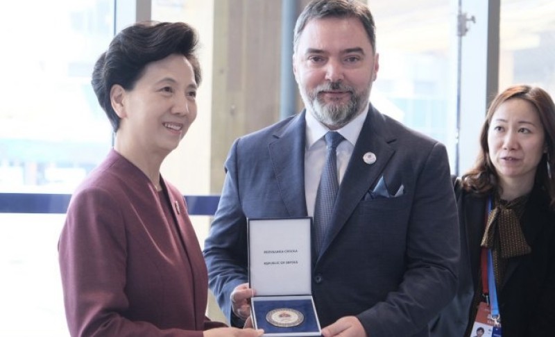 U znak trajnog prijateljstva: Košarac poklonio medaljon sa amblemom Srpske državnom savjetniku NR Kine