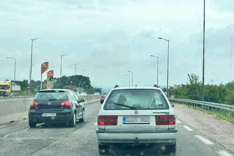 Vozači u čudu posmatrali prizor na brzoj cesti kod Banjaluke: Prevozio kozu u autu VIDEO