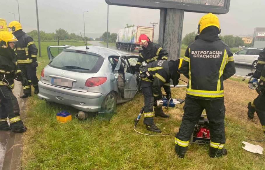 Drama: Suvozač ostao zarobljen u vozilu, vatrogasci munjevito počeli da sijeku vozilo