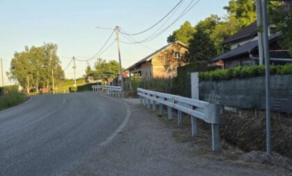 Mjesec dana od pogibije tri mladića kod Laktaša: Na mjestu jezive nesreće postavljena zaštitna ograda