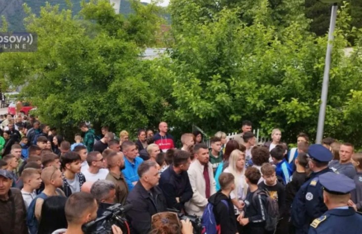 Protest u Leposaviću zbog preuzimanja Sportske hale: Na ulazu tabla sa simbolima Kosova, brave zamijenjene