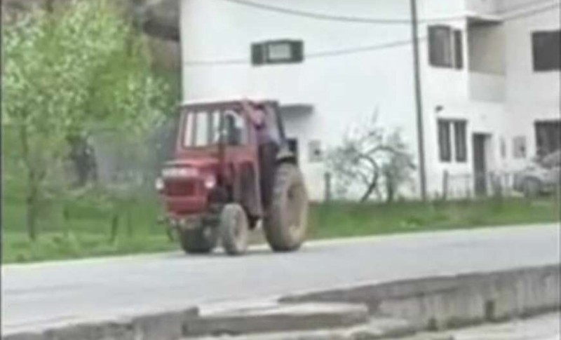 Mreže se usijale: Traktor bez točka, a vozač ne mari previše – “fura” svojim putem VIDEO