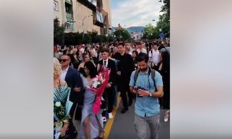 Banjaluka zasijala punim sjajem: Tip-top sređeni maturanti prodefilovali gradom VIDEO