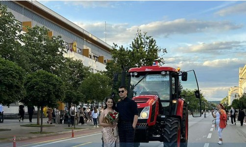 Banjaluka centar mladosti i ljepote: Maturanti Medicinske škole prodefilovali gradom, jedna maturantkinja došla traktorom VIDEO