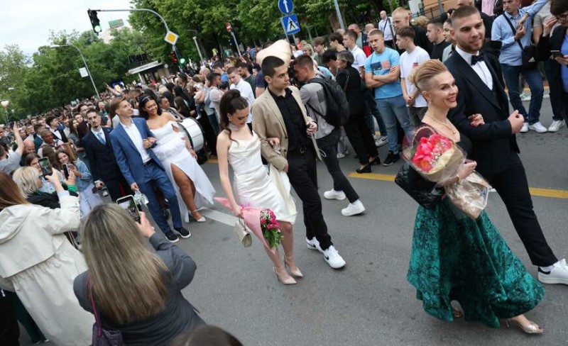 Defile mladosti i ljepote u Banjaluci: Maturanti ovih škola ispraćaju jedno poglavlje života VIDEO
