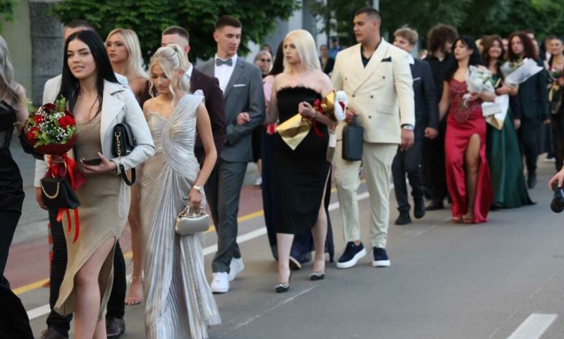 Zasijali elegancija i mladost: Banjaluka u znaku maturskog slavlja učenika tri škole