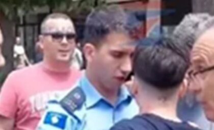 Vidljivi tragovi krvi: Policajac hvatao srpskog maturanta za vrat VIDEO