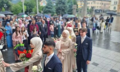 Maturanti banjalučke Medrese prodefilovali gradom: Svečana akademija u Banskom dvoru VIDEO