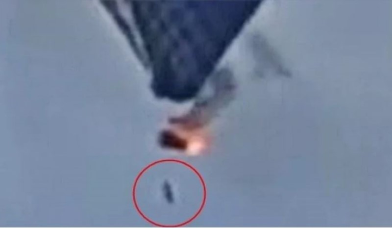 Zastrašujući trenutak zabilježen na festivalu: Čovjek visi ispod plamena, pada i gine