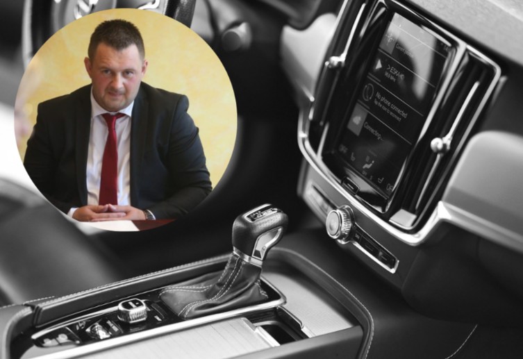 Obavezno crne metalik boje: Direktor „Pošta Srpske“ naručio limuzinu od 100.000 KM