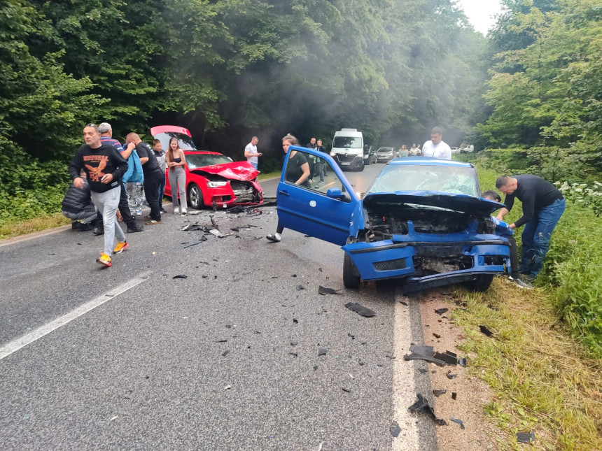 Petoro od šestoro povrijeđenih u sudaru zadržano u bolnici