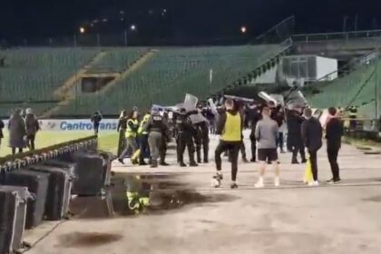 Ludilo nakon utakmice: Navijači Sarajeva bijes iskalili na sudijama