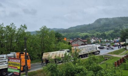 Teška saobraćajka u BiH: U sudaru dva kamiona i dva auta povrijeđeno više osoba