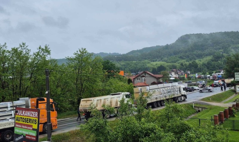Teška saobraćajka u BiH: U sudaru dva kamiona i dva auta povrijeđeno više osoba