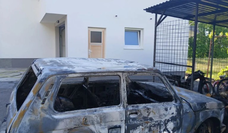 Pritisak na radnike: Šumaru ispred kuće zapaljen službeni auto, oštećen i privatni