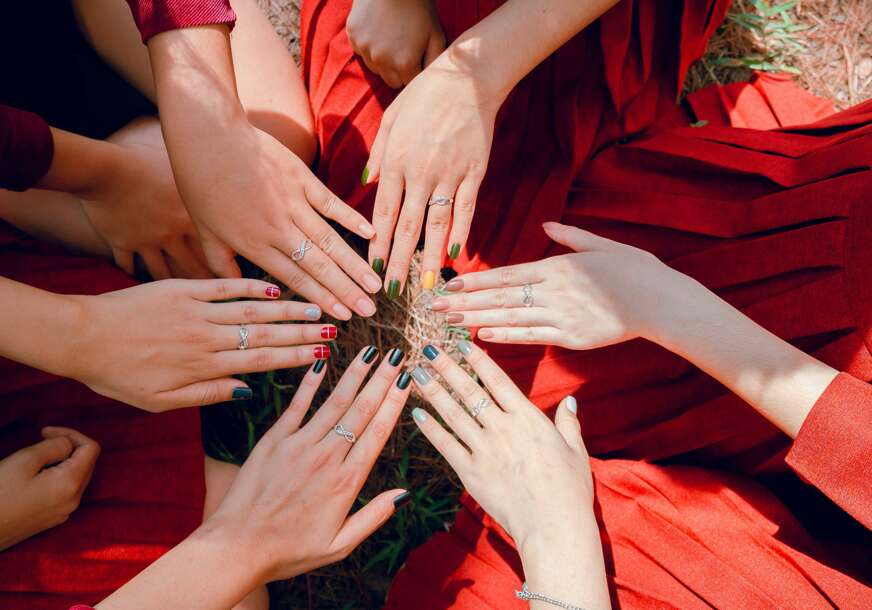 Elegantno, moderno, kreativno: Tri boje laka za nokte koje ćemo nositi cijele jeseni