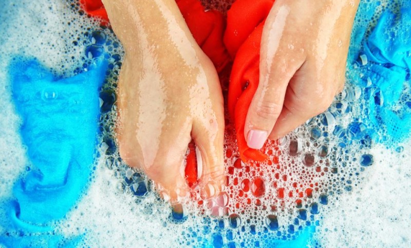 Obavezno probajte! Fleke sa odjeće najbolje skida jeftino sredstvo koje svi imamo u kući