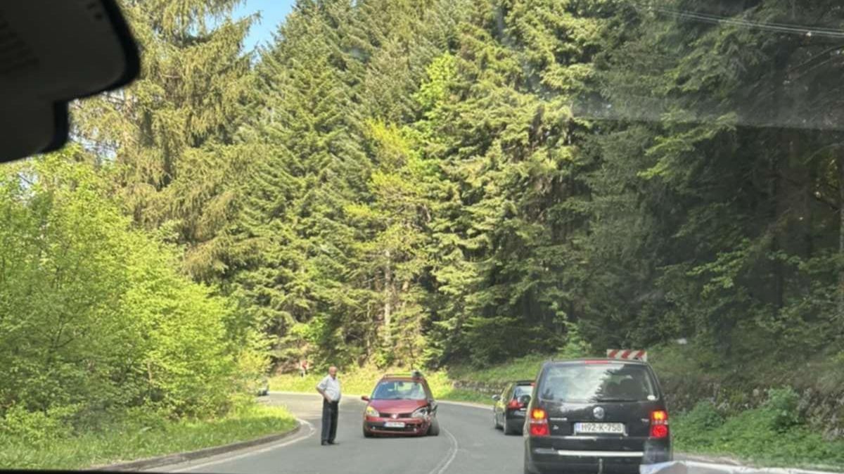 Nesreća na magistralnom putu M-18: Obustavljen saobraćaj, nastale velike gužve