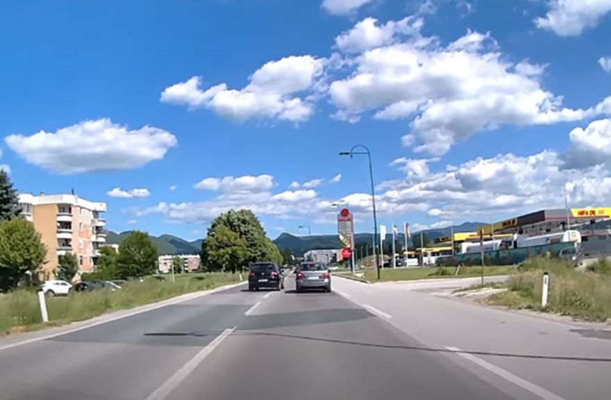Novi snimak opasne vožnje u BiH: Vozač preticanjem rizikovao svoj i tuđe živote VIDEO