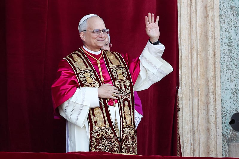 Novi papa u prvoj poruci poželio mir svim ljudima: Pružimo ruke i gradimo mostove