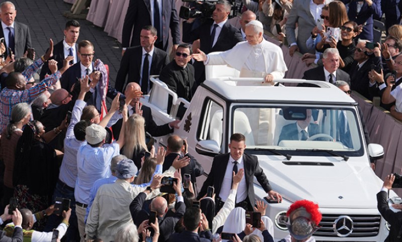 Grad nadlijeću helikopteri, prilazi Vatikanu zakrčeni: Lav XIV se prvi put provozao papamobilom