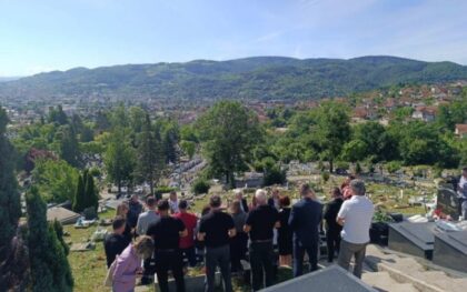 Tužna godišnjica: Služen parastos na spomeniku 12 beba na Novom groblju u Banjaluci