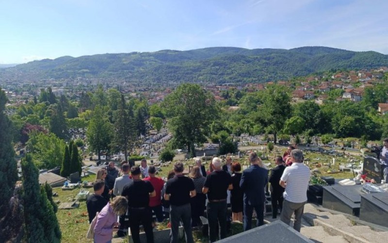 Tužna godišnjica: Služen parastos na spomeniku 12 beba na Novom groblju u Banjaluci