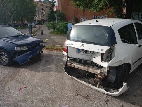 Pijana vozačica napravila havariju na parkingu: Oštetila pet automobila