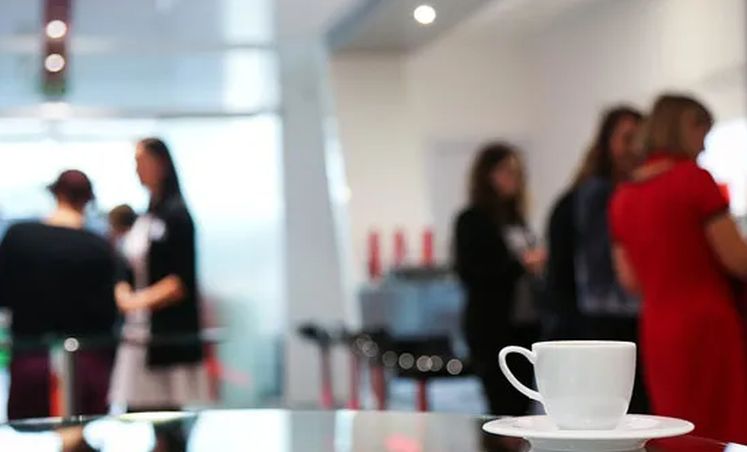 Ako već glumiš, glumi do kraja: Plaćaju da sjede u kanceraliji i prave se da rade