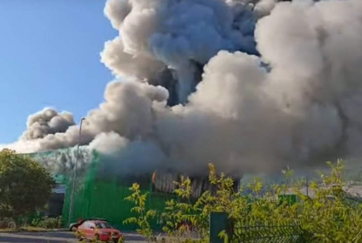 Drama u Dalmaciji: Eksplozije u Kaštelima, gori Pevex VIDEO