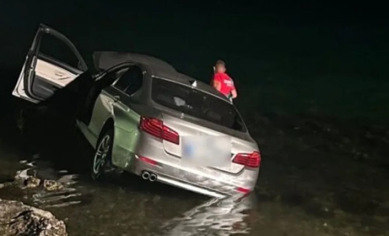 Na sreću, povrijeđenih osoba nije bilo: Nakon sudara dva automobila sletjela u more