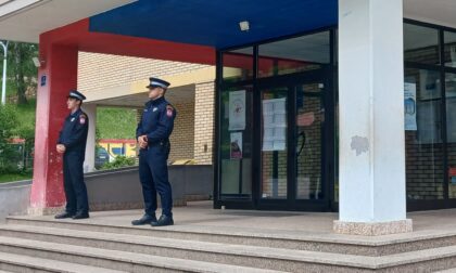 “Pobiću čitavu prvu smjenu”: Učenici prebacivali odgovornost za uznemirujući natpis u školi