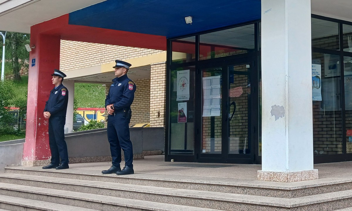 “Pobiću čitavu prvu smjenu”: Učenici prebacivali odgovornost za uznemirujući natpis u školi