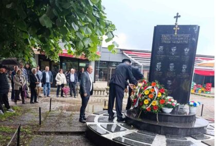 Položeni vijenci: U Banjaluci služen parastos za 25 poginulih boraca, bivših radnika “Željeznica”