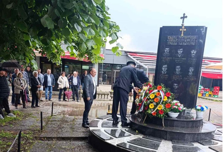 Položeni vijenci: U Banjaluci služen parastos za 25 poginulih boraca, bivših radnika “Željeznica”
