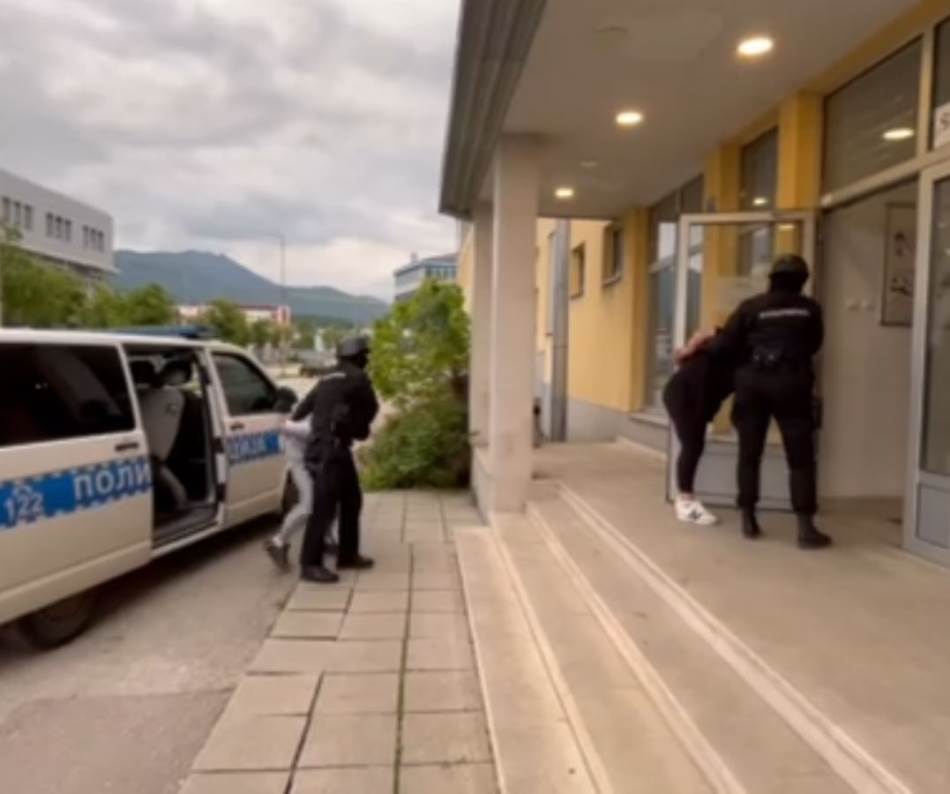 Predstavljali se kao Đorđe Ždrale: U Tužilaštvo sprovedena dva lica uhapšena zbog iznude