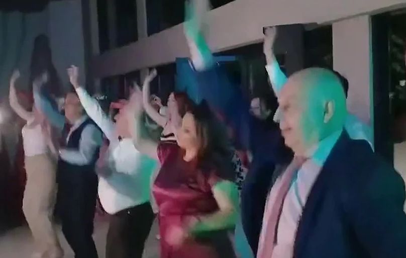 Ovo se ne viđa često: Prijedorski profesori maturantima poklonili ples za pamćenje VIDEO