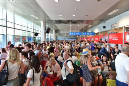Međunarodni aerodrom hitno evakuisan zbog dojave o bombi: Putnici zaglavljeni na pisti i u avionima
